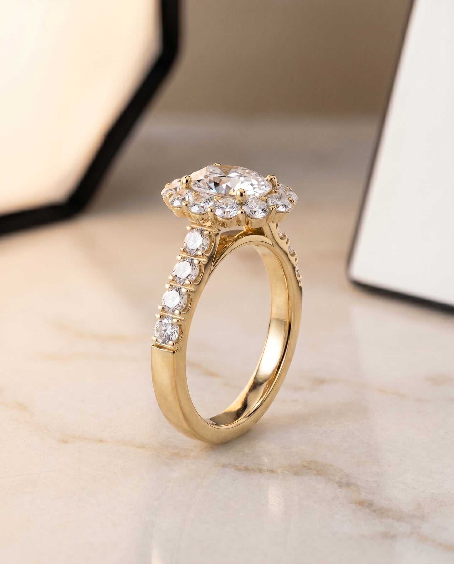 ตัวเรือนแหวนหมั้น Alannah Pavé Halo สำหรับเพชรเจียระไนรูปไข่ ทองคำ 18K