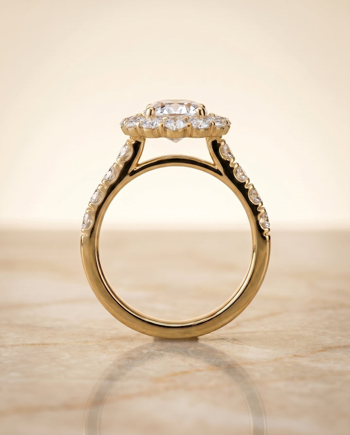 ตัวเรือนแหวนหมั้น Alannah Pavé Halo สำหรับเพชรเจียระไนรูปไข่ ทองคำ 18K