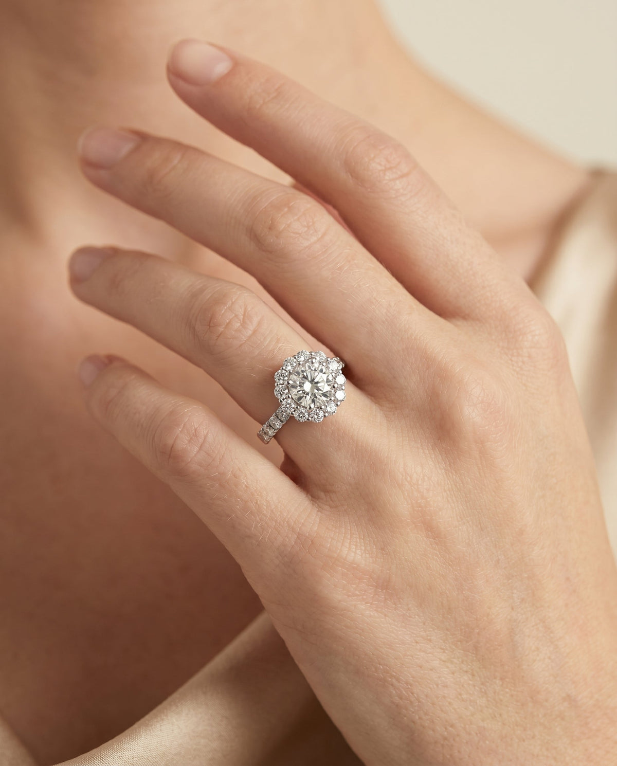 ตัวเรือนแหวนหมั้นเพชร Alannah ทรงคุชชั่น ฝังหนาม ทองคำขาว 18K จาก RockHer