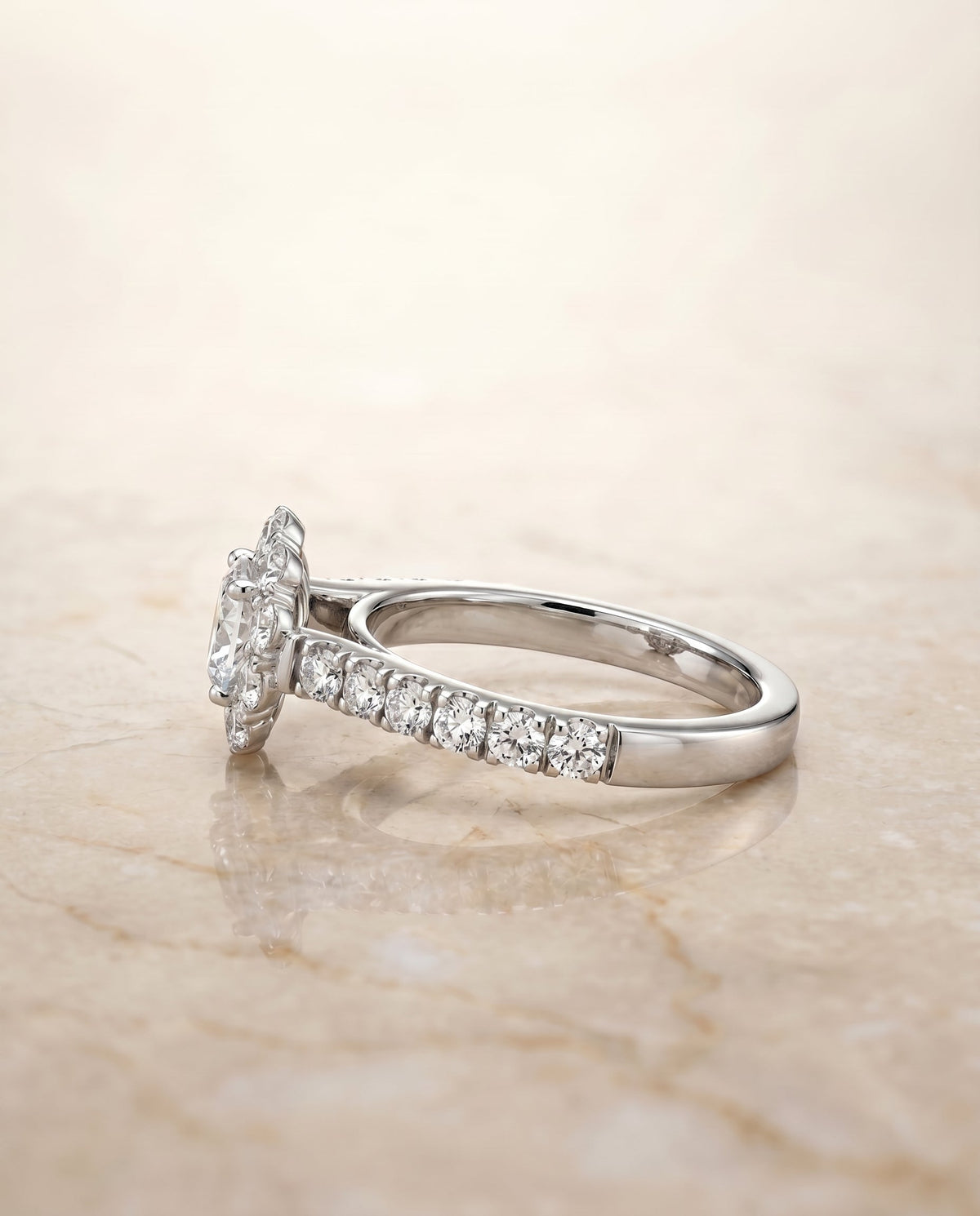 ตัวเรือนแหวนหมั้นเพชร Alannah ทรงคุชชั่น ฝังหนาม ทองคำขาว 18K จาก RockHer