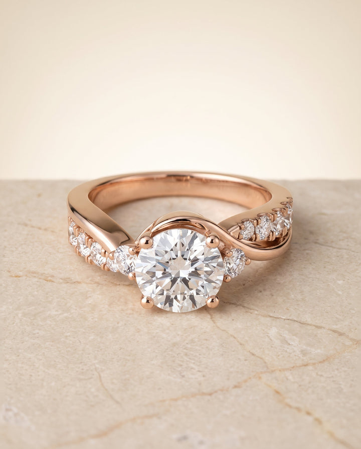 ตัวเรือนแหวนหมั้นเพชร Alice ทรงกลม ฝังหนาม ทองคำชมพู 14K จาก RockHer