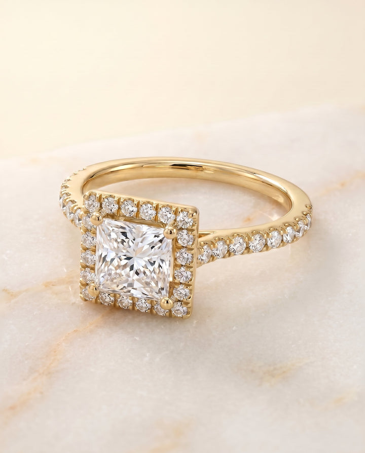 ตัวเรือนแหวนหมั้นเพชร Allegra ทรงปริ๊นเซส ฝังปาเว่ ทองคำเหลือง 18K จาก RockHer