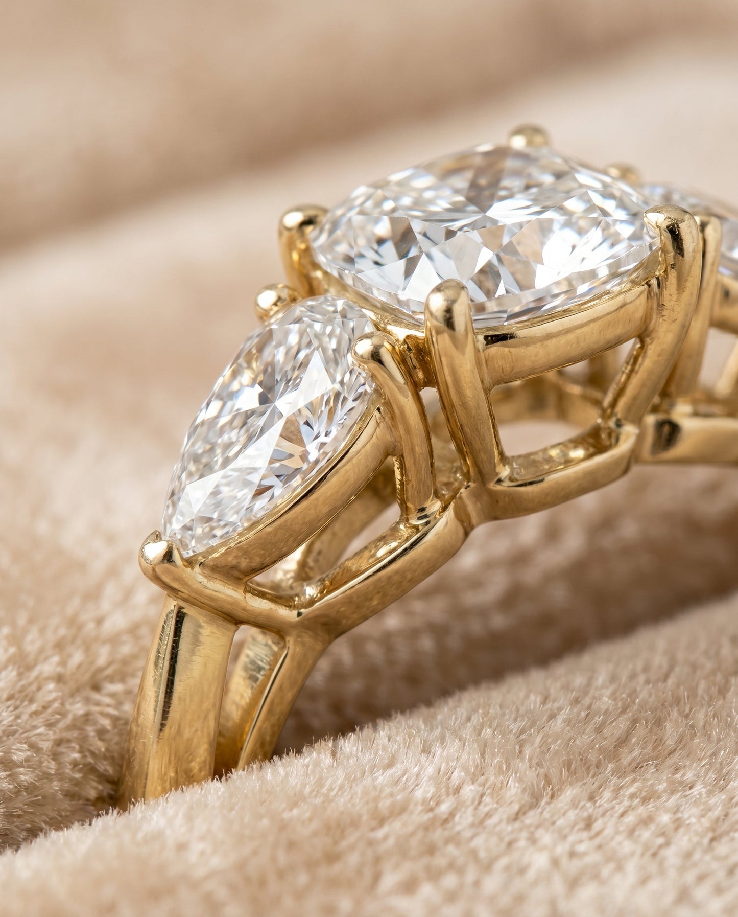 แหวนหมั้นประดับเพชร Angelica Three Stone แบบ Cushion Cut ตัวเรือนทอง 18K