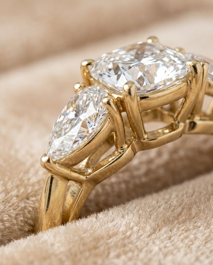 แหวนหมั้นประดับเพชร Angelica Three Stone แบบ Cushion Cut ตัวเรือนทอง 18K
