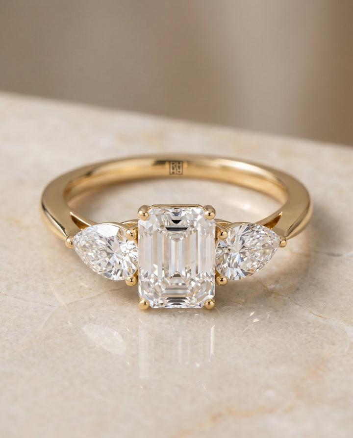 ตัวเรือนแหวนหมั้นเพชร Angelica ทรงมรกต ฝังหนาม ทองคำเหลือง 18K จาก RockHer