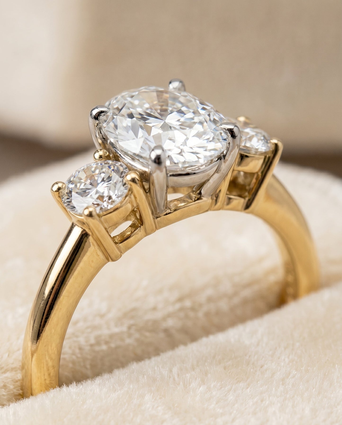 ตัวเรือนแหวนหมั้น Anita Three Stone สำหรับเพชรทรงไข่ ตัวเรือนทองคำ 18K