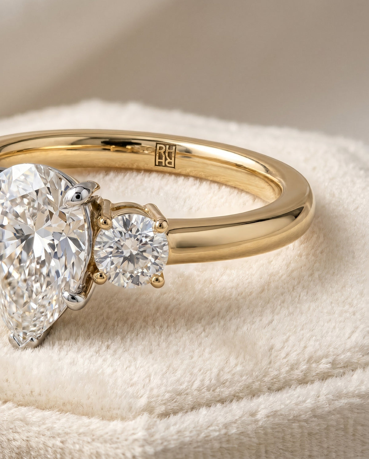ตัวเรือนแหวนหมั้นเพชร Anita ทรงหยดน้ำ ฝังหนาม ทองคำเหลือง 18K จาก RockHer