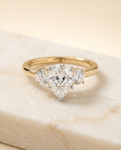 ตัวเรือนแหวนหมั้นเพชร Anita ทรงหยดน้ำ ฝังหนาม ทองคำเหลือง 18K จาก RockHer