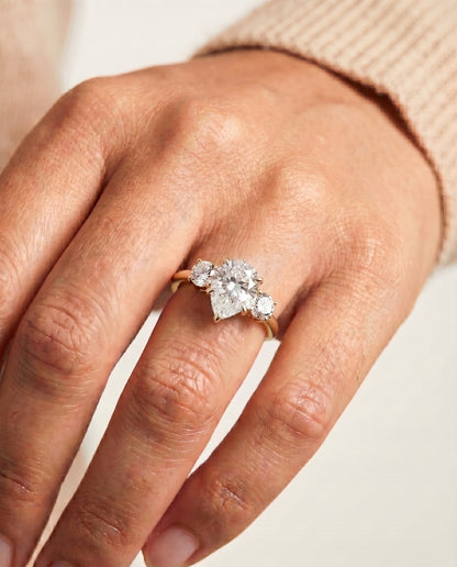 ตัวเรือนแหวนหมั้นเพชร Anita ทรงหยดน้ำ ฝังหนาม ทองคำเหลือง 18K จาก RockHer