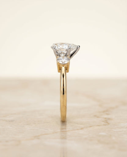 ตัวเรือนแหวนหมั้นเพชร Anita ทรงหยดน้ำ ฝังหนาม ทองคำเหลือง 18K จาก RockHer