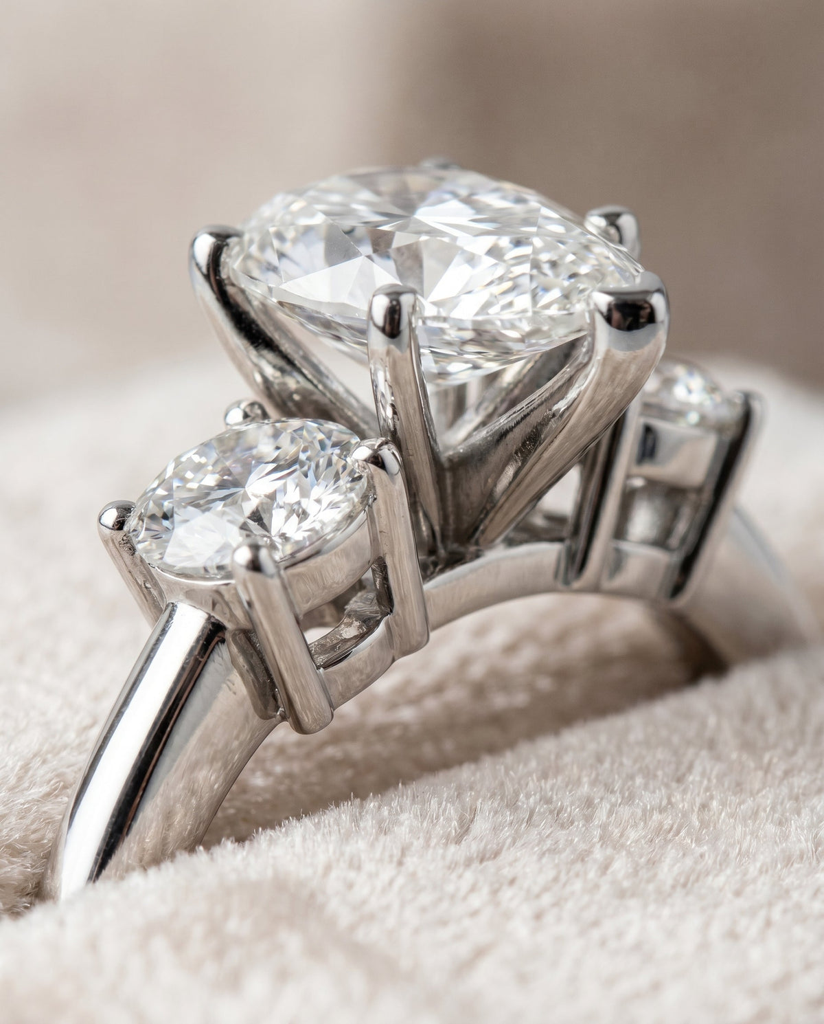 ตัวเรือนแหวนหมั้นเพชร Anita ทรงหยดน้ำ ฝังหนาม ทองคำขาว 18K จาก RockHer