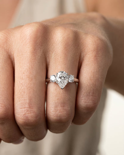 ตัวเรือนแหวนหมั้นเพชร Anita ทรงหยดน้ำ ฝังหนาม ทองคำขาว 18K จาก RockHer