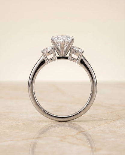 ตัวเรือนแหวนหมั้นเพชร Anita ทรงหยดน้ำ ฝังหนาม ทองคำขาว 18K จาก RockHer