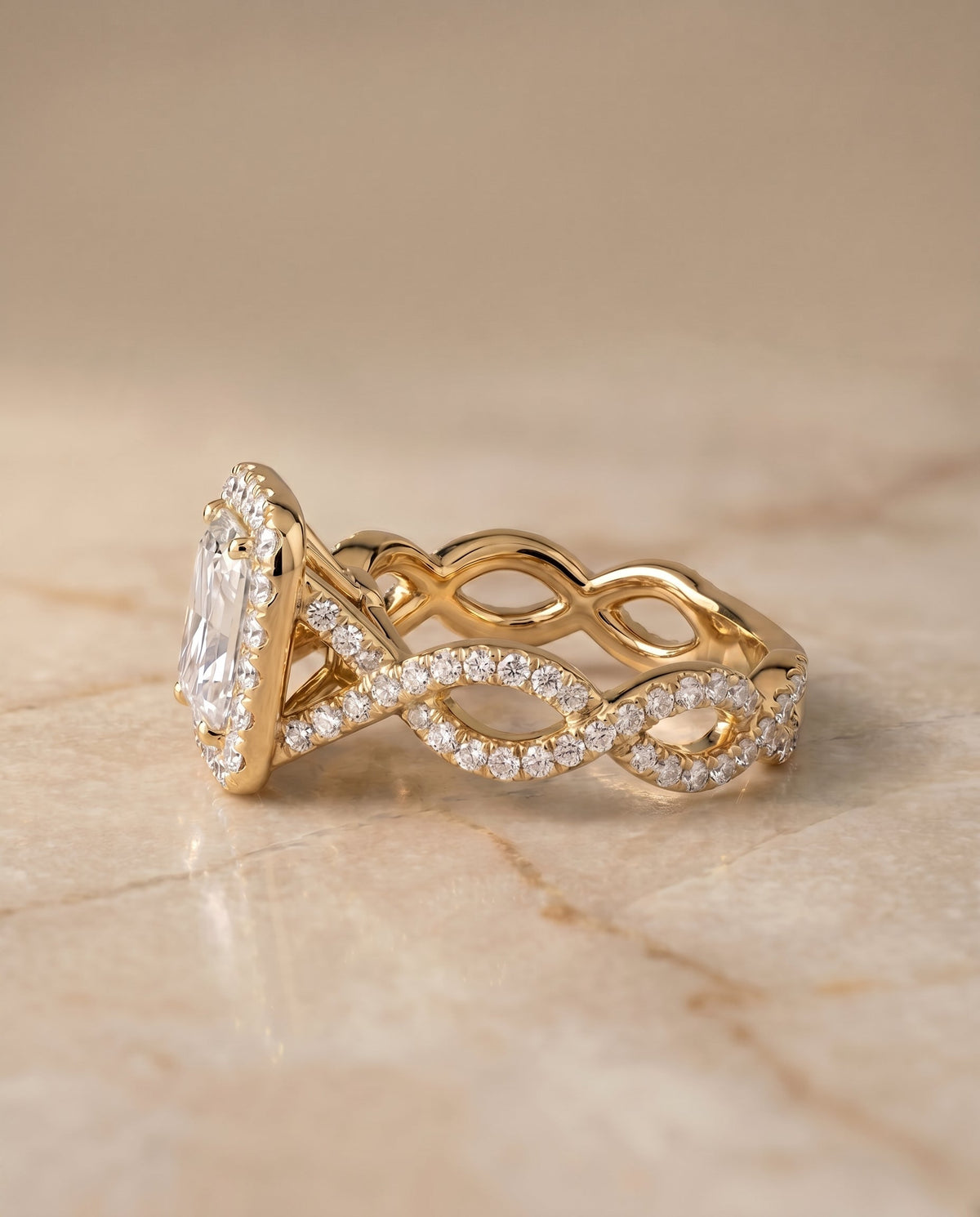 ตัวเรือนแหวนหมั้นเพชร Annie ทรงเรเดียนท์ ฝังปาเว่ ทองคำเหลือง 18K จาก RockHer