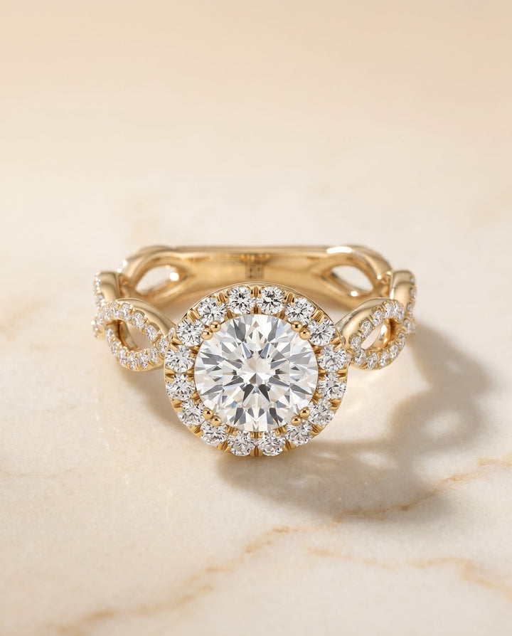 ตัวเรือนแหวนหมั้นเพชร Annie ทรงกลม ฝังปาเว่ ทองคำเหลือง 18K จาก RockHer