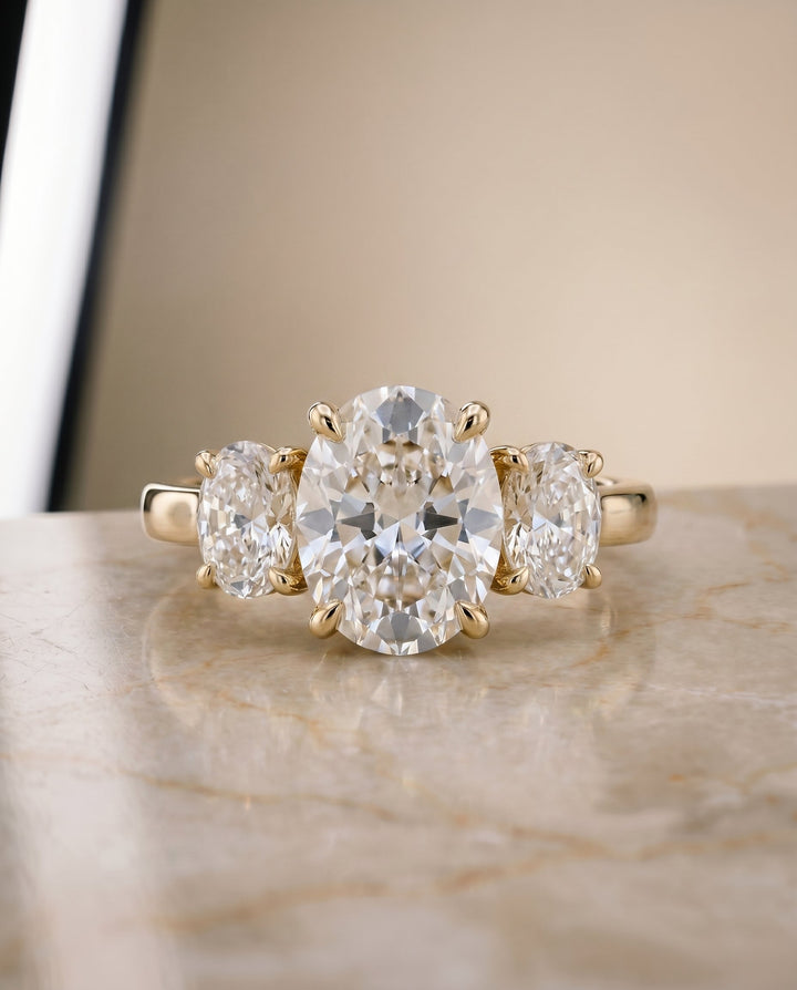 ตัวเรือนแหวนหมั้นเพชร Avery ทรงกลม ฝังปาเว่ ทองคำเหลือง 18K จาก RockHer