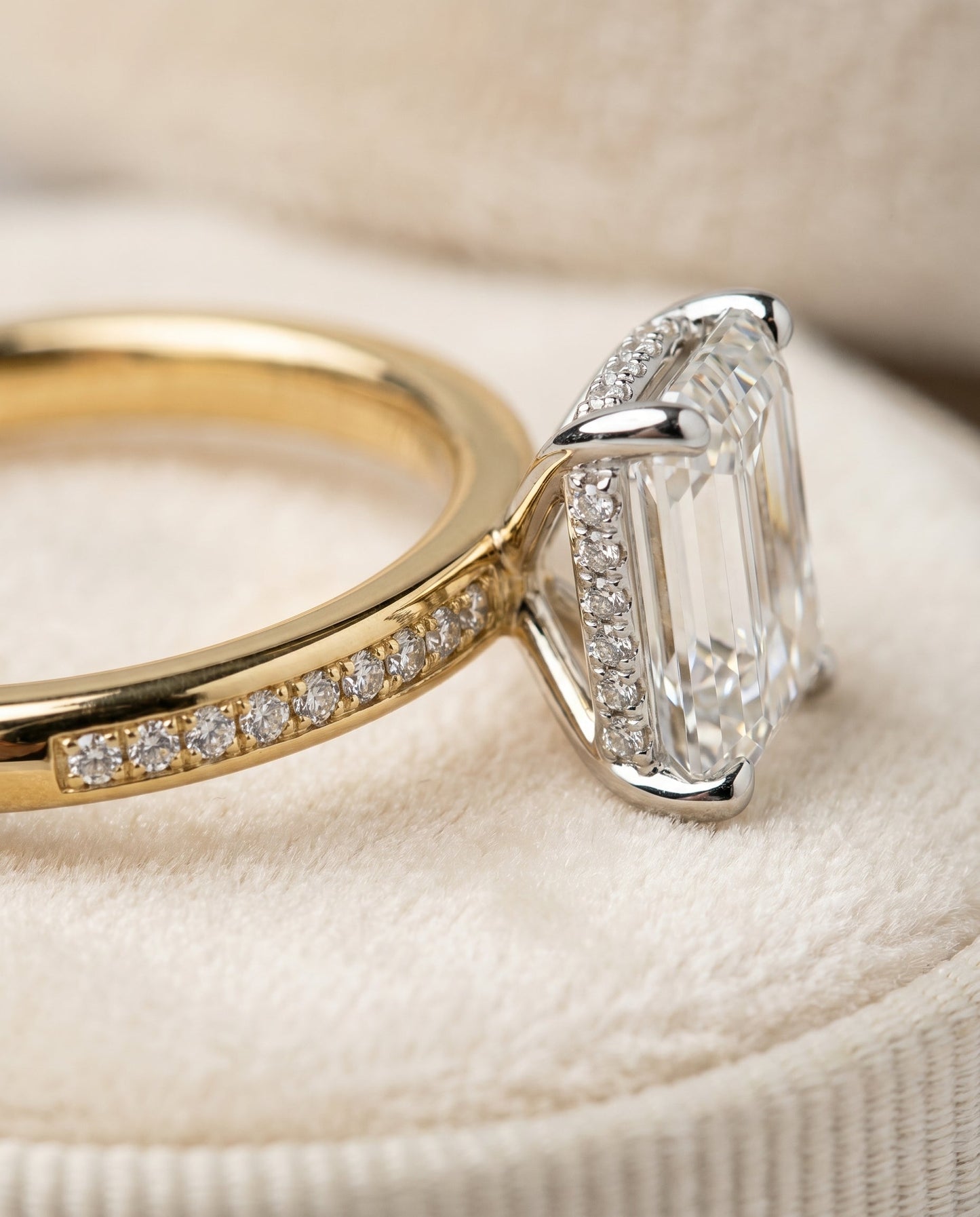 ตัวเรือนแหวนหมั้น Brenda Hidden Halo Solitaire สำหรับเพชรทรงเอมเมอรัลด์คัต ทอง 18K เยลโลว์โกลด์