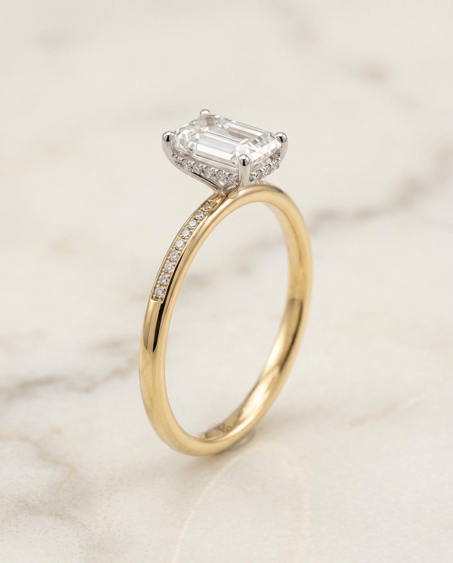 ตัวเรือนแหวนหมั้น Brenda Hidden Halo Solitaire สำหรับเพชรทรงเอมเมอรัลด์คัต ทอง 18K เยลโลว์โกลด์