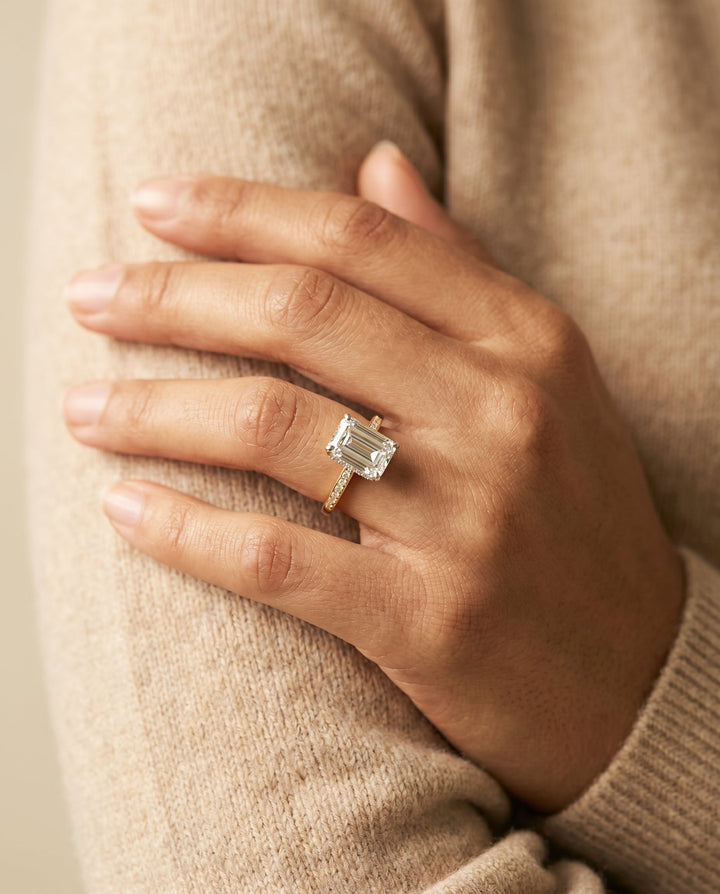 ตัวเรือนแหวนหมั้น Brenda Hidden Halo Solitaire สำหรับเพชรทรงเอมเมอรัลด์คัต ทอง 18K เยลโลว์โกลด์