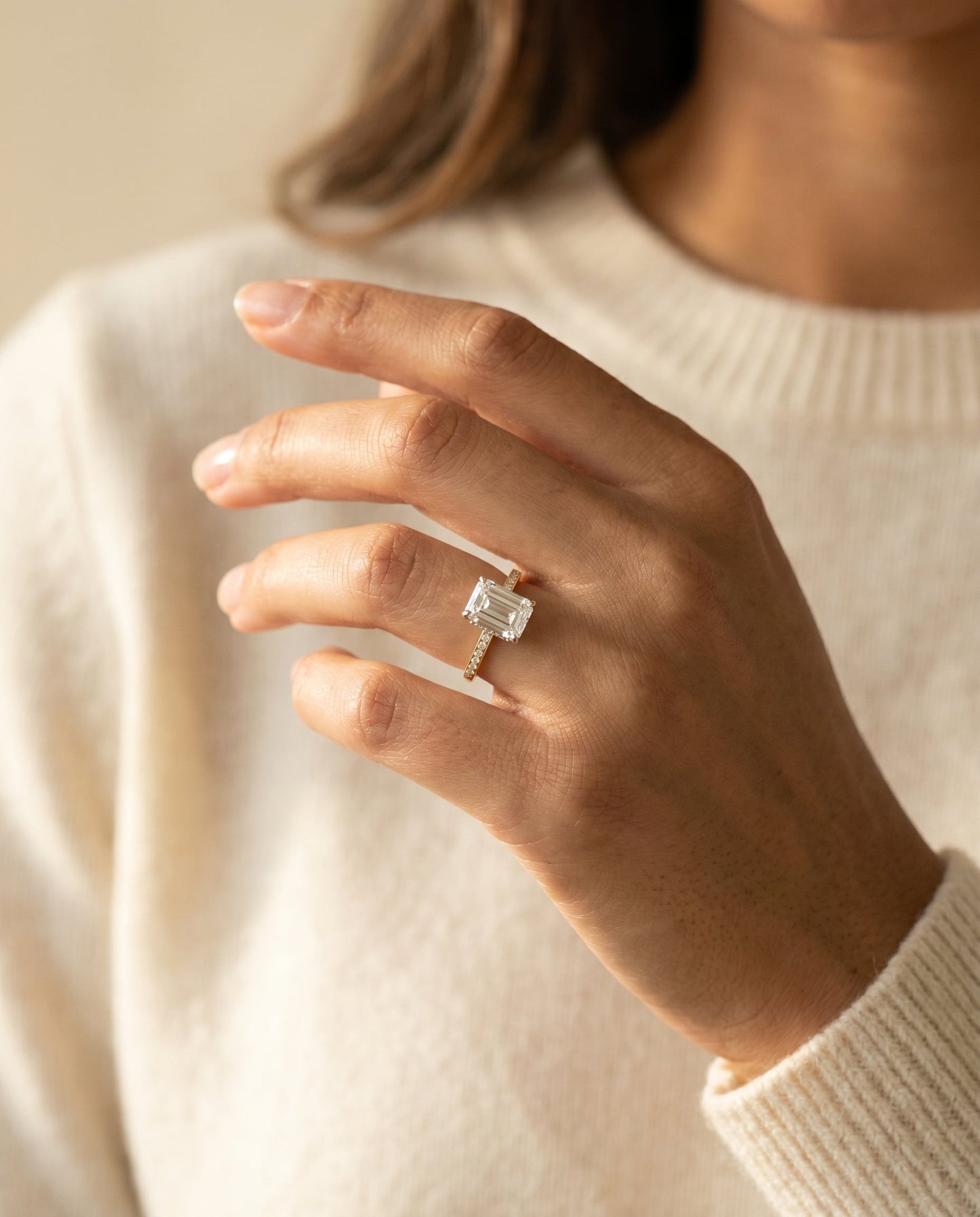 ตัวเรือนแหวนหมั้น Brenda Hidden Halo Solitaire สำหรับเพชรทรงเอมเมอรัลด์คัต ทอง 18K เยลโลว์โกลด์