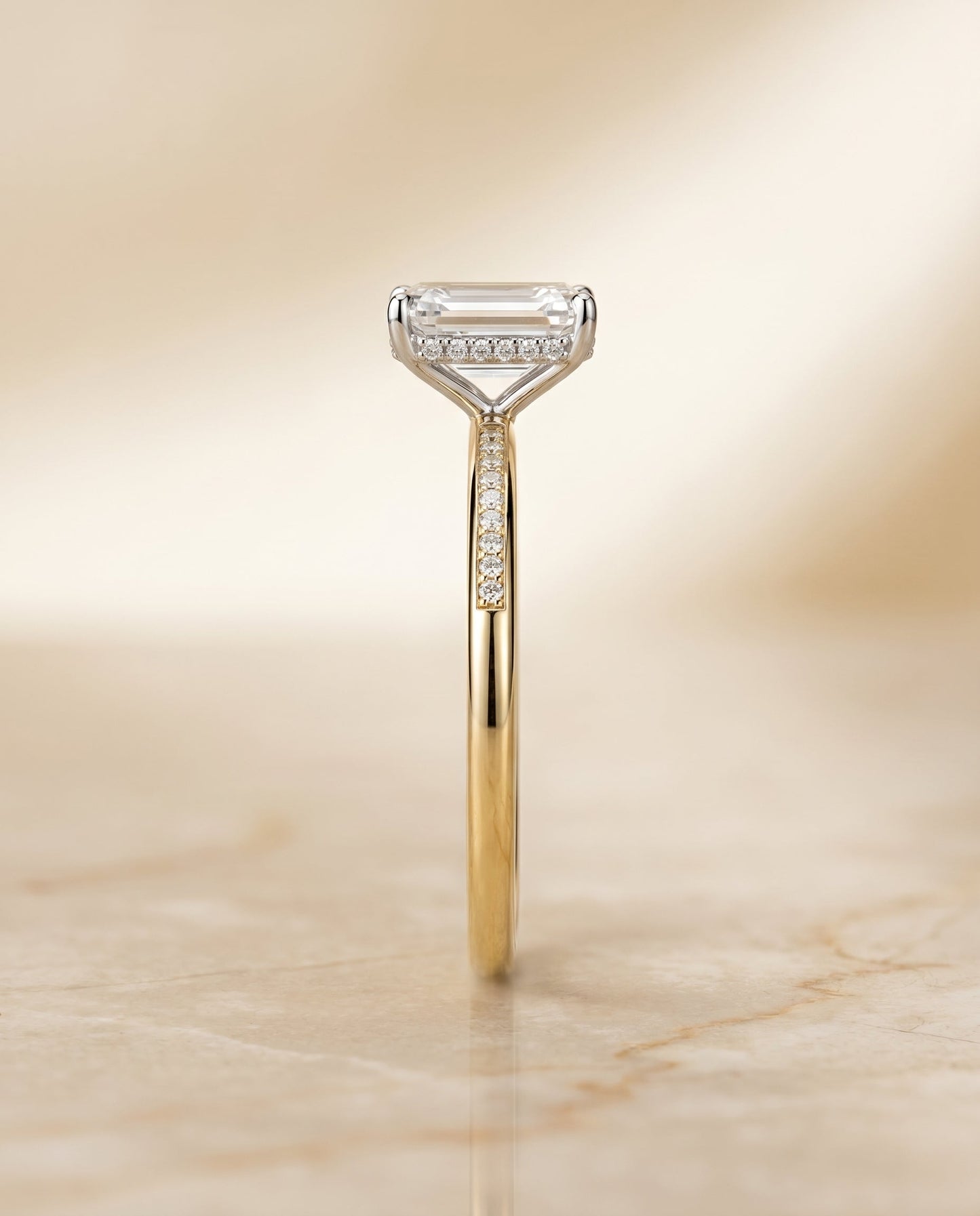 ตัวเรือนแหวนหมั้น Brenda Hidden Halo Solitaire สำหรับเพชรทรงเอมเมอรัลด์คัต ทอง 18K เยลโลว์โกลด์