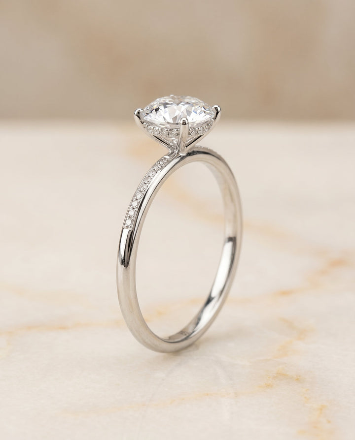 ตัวเรือนแหวนหมั้นเพชรเม็ดเดี่ยว Brenda Hidden Halo สำหรับเพชรทรงกลม ตัวเรือนทองคำขาว 18K