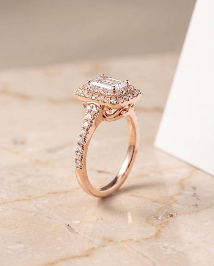 ตัวเรือนแหวนหมั้นเพชร Britney ทรงมรกต ฝังปาเว่ ทองคำชมพู 14K จาก RockHer