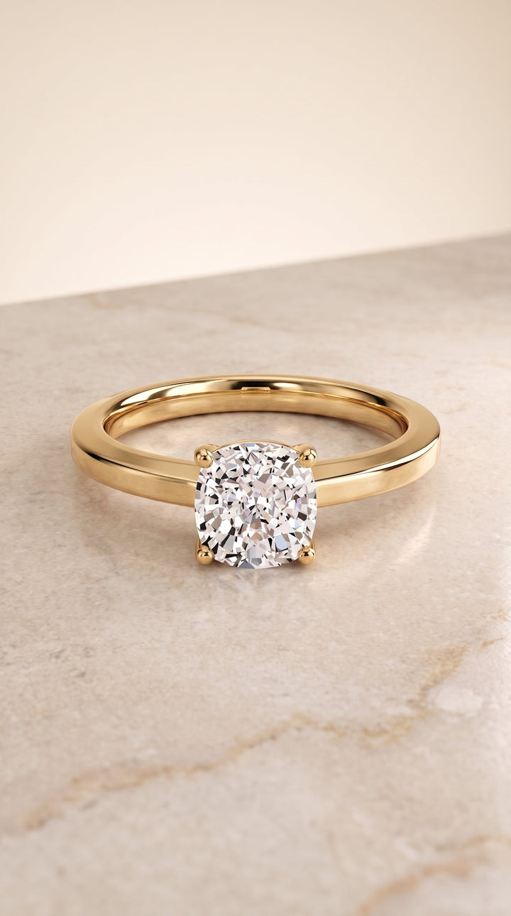 ตัวเรือนแหวนหมั้น Carmen ทรงคุชชั่น ฝังหนาม ทองคำเหลือง 18K จาก RockHer