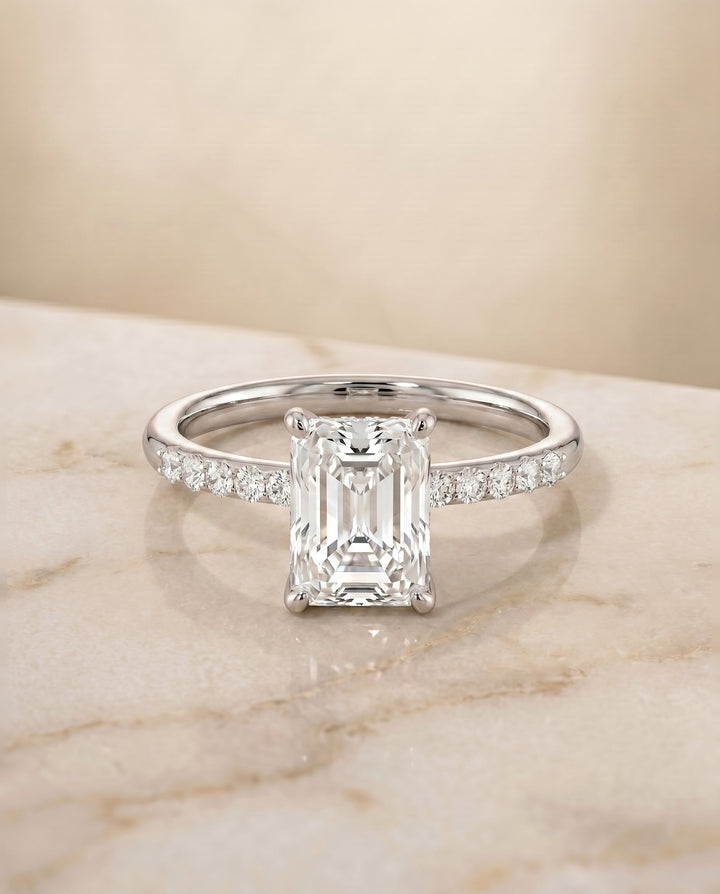 ตัวเรือนแหวนหมั้นเพชร Cherie ทรงเรเดียนท์ ทองคำขาว 18K จาก RockHer