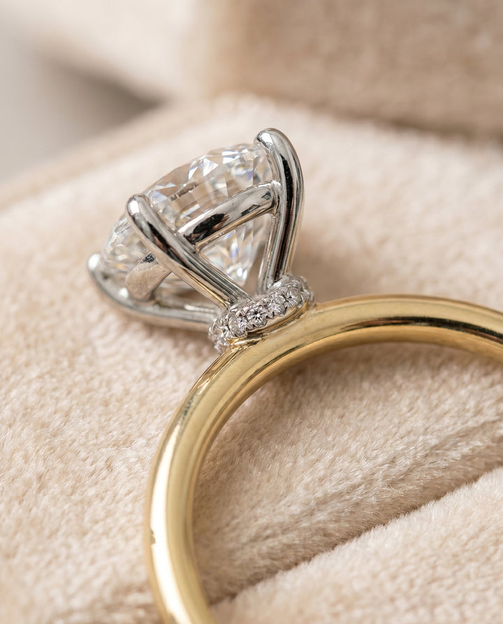 ตัวเรือนแหวนหมั้นประดับเพชร Cyndi Hidden Halo Solitaire สำหรับเพชรทรงกลม ตัวเรือนทองคำ 18K