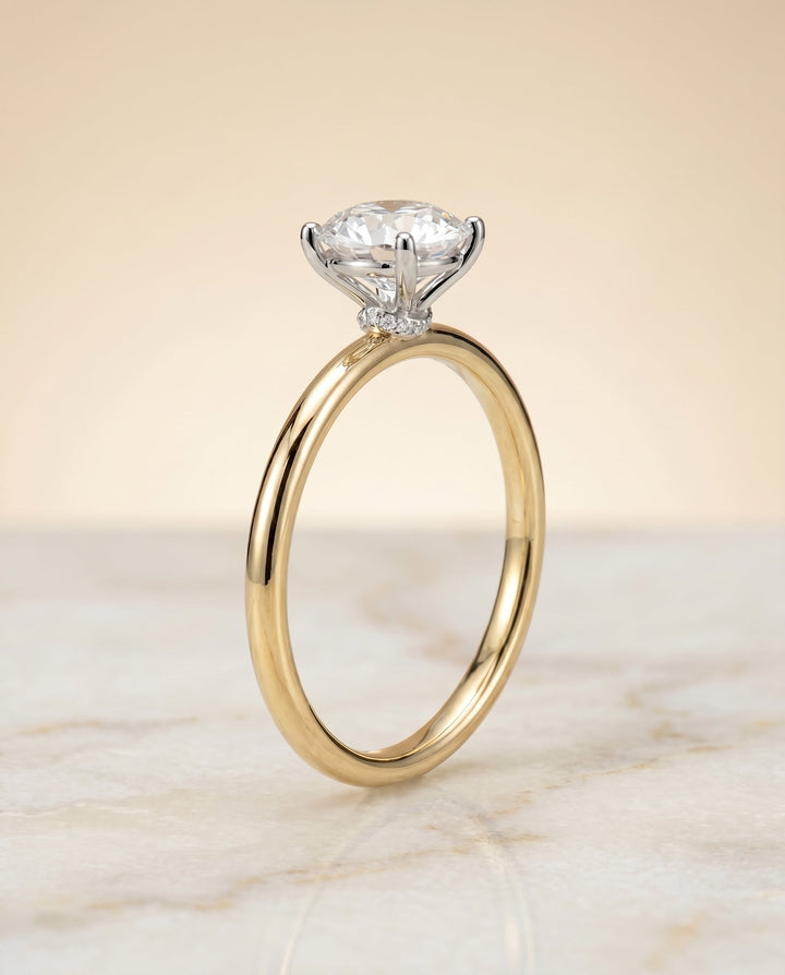 ตัวเรือนแหวนหมั้นประดับเพชร Cyndi Hidden Halo Solitaire สำหรับเพชรทรงกลม ตัวเรือนทองคำ 18K