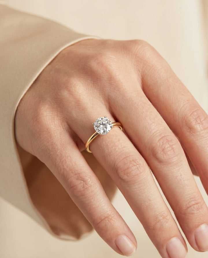 ตัวเรือนแหวนหมั้นประดับเพชร Cyndi Hidden Halo Solitaire สำหรับเพชรทรงกลม ตัวเรือนทองคำ 18K