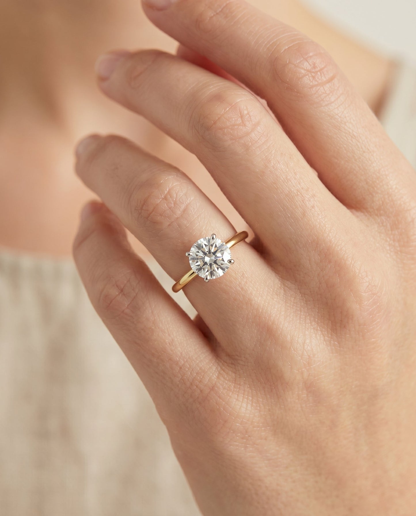 ตัวเรือนแหวนหมั้นประดับเพชร Cyndi Hidden Halo Solitaire สำหรับเพชรทรงกลม ตัวเรือนทองคำ 18K