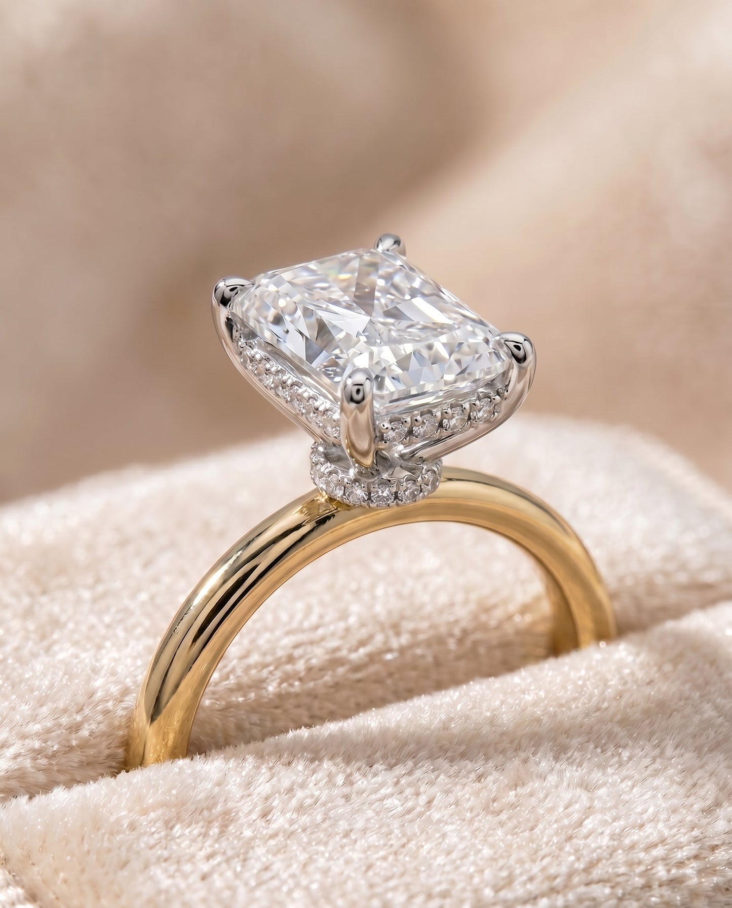 ตัวเรือนแหวนหมั้น Dolly Hidden Halo Solitaire สำหรับเพชรทรง Radiant ทองคำ 18K Yellow Gold