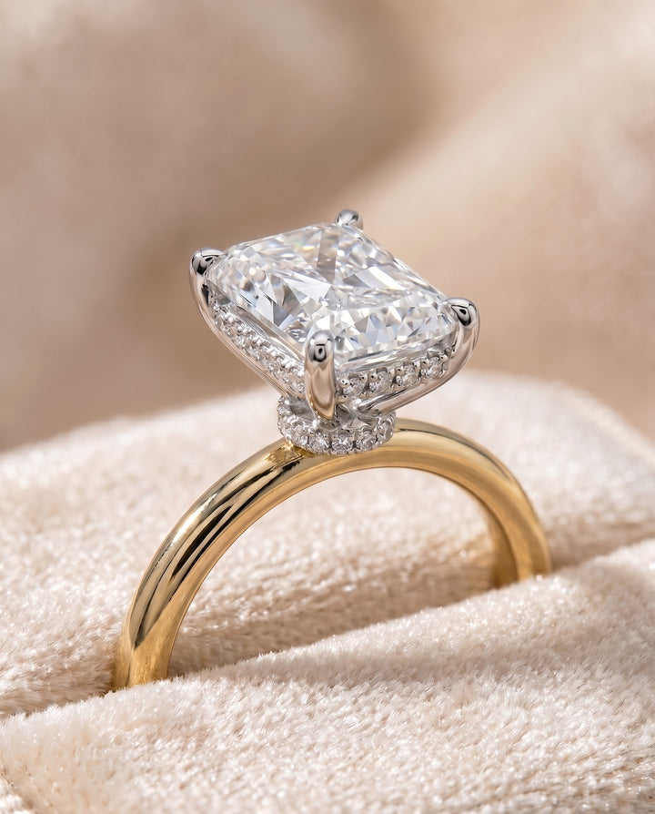 ตัวเรือนแหวนหมั้น Dolly Hidden Halo Solitaire สำหรับเพชรทรง Radiant ทองคำ 18K Yellow Gold