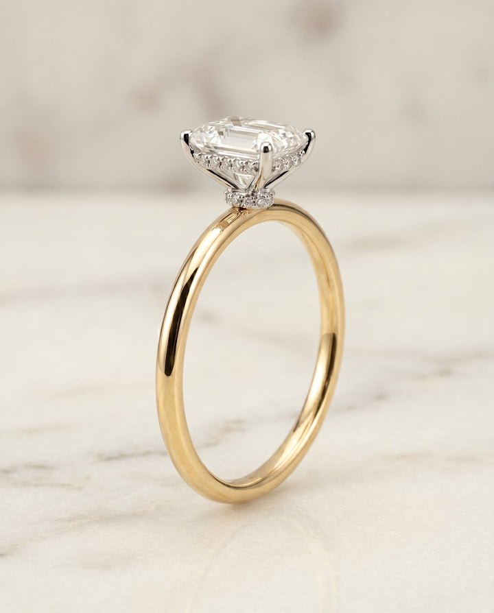 ตัวเรือนแหวนหมั้น Dolly Hidden Halo Solitaire สำหรับเพชรทรง Radiant ทองคำ 18K Yellow Gold