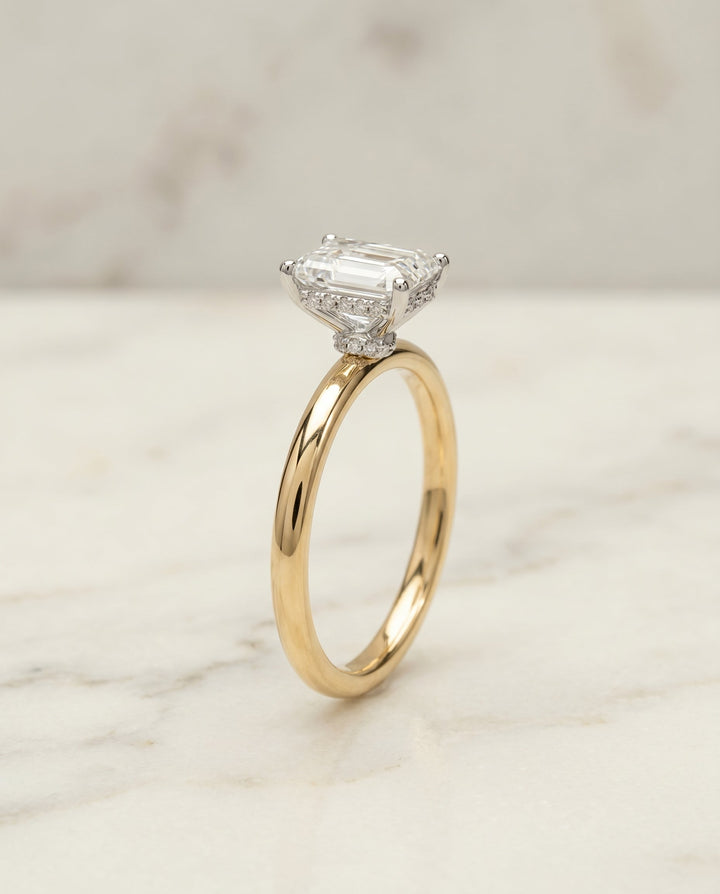ตัวเรือนแหวนหมั้น Dolly Hidden Halo Solitaire สำหรับเพชรทรง Radiant ทองคำ 18K Yellow Gold