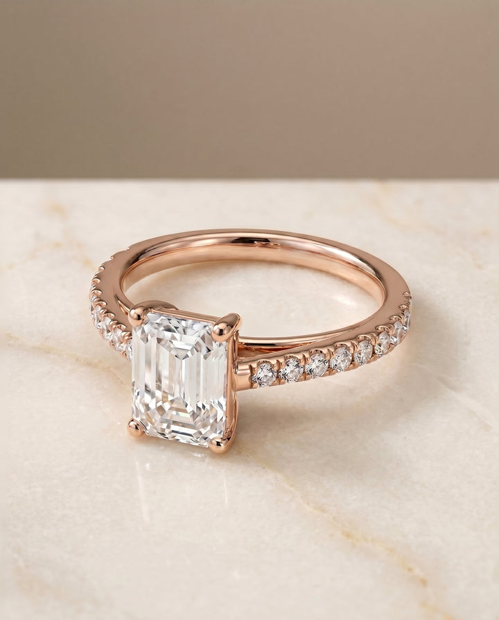 ตัวเรือนแหวนหมั้นเพชร Donna ทรงมรกต ฝังปาเว่ ทองคำชมพู 14K จาก RockHer