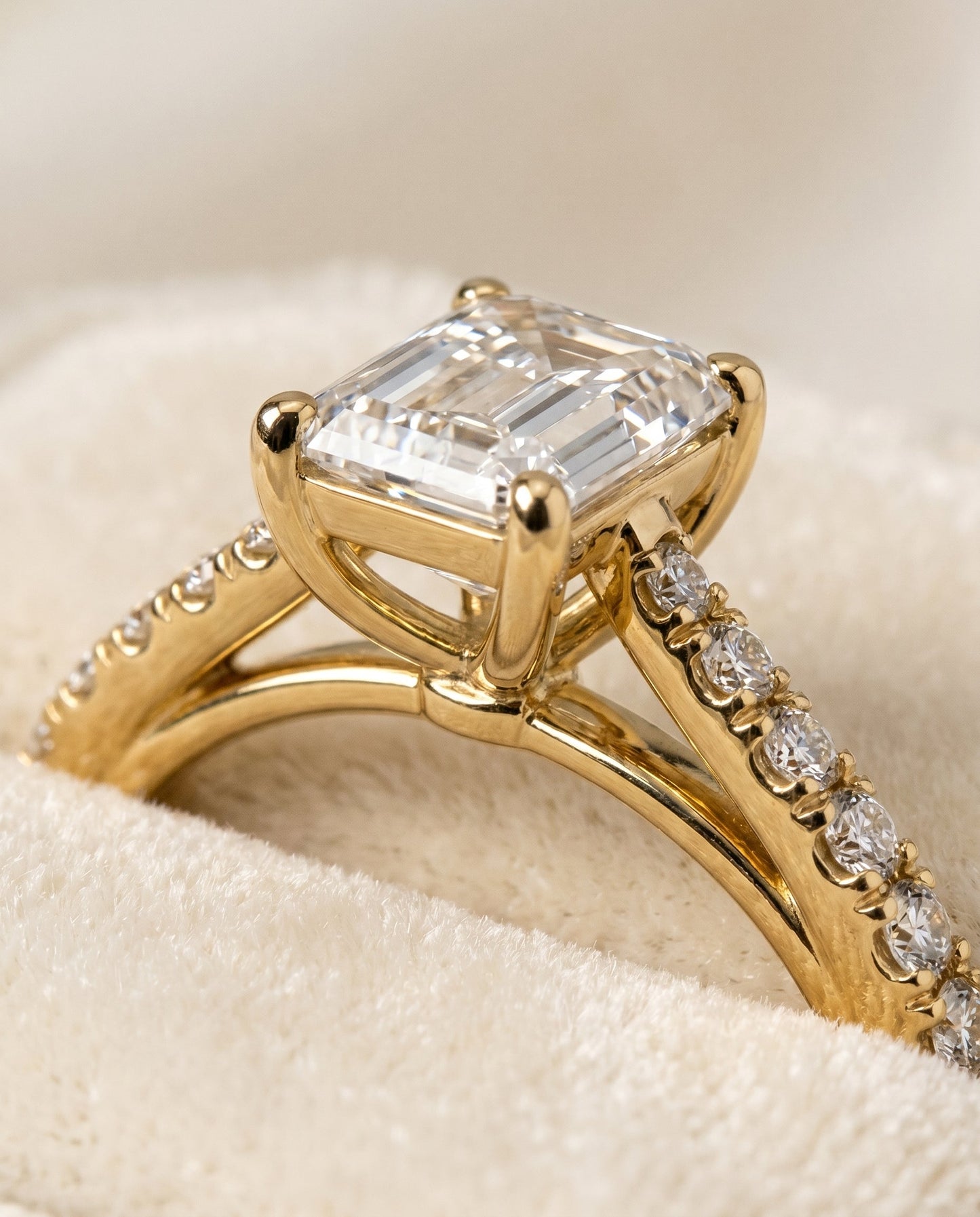แหวนหมั้นดีไซน์ Donna Cathedral สำหรับเพชรทรงมรกตในทองคำ 18K Yellow Gold