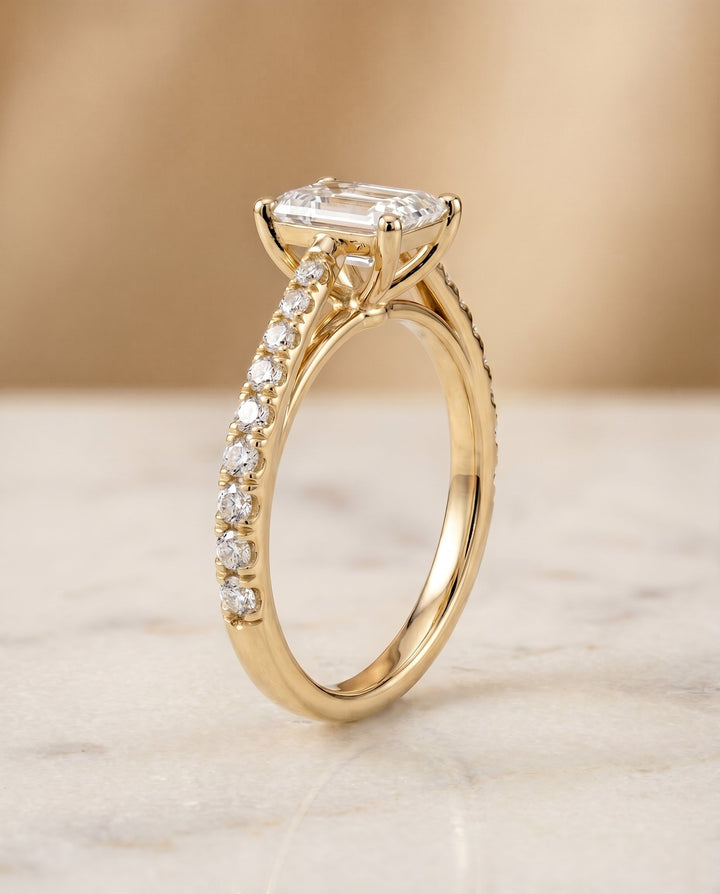 แหวนหมั้นดีไซน์ Donna Cathedral สำหรับเพชรทรงมรกตในทองคำ 18K Yellow Gold