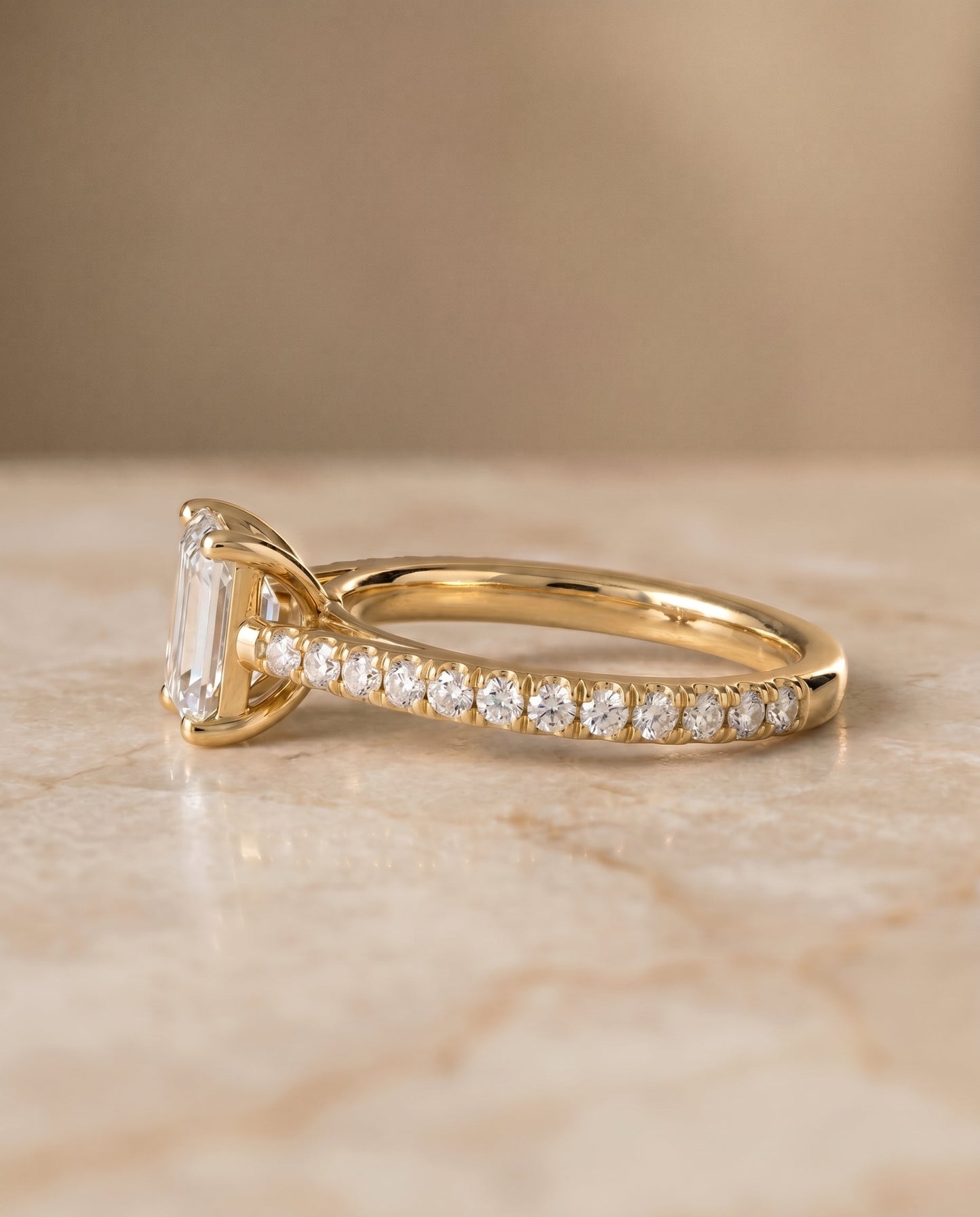 แหวนหมั้นดีไซน์ Donna Cathedral สำหรับเพชรทรงมรกตในทองคำ 18K Yellow Gold