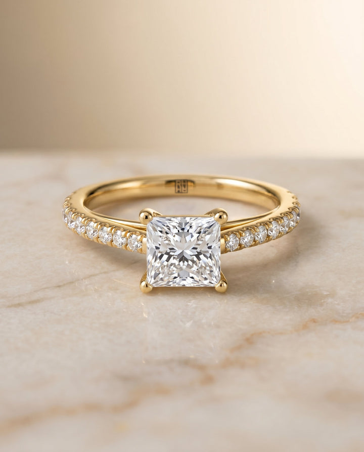 ตัวเรือนแหวนหมั้นเพชร Donna ทรงปริ๊นเซส ฝังปาเว่ ทองคำเหลือง 18K จาก RockHer