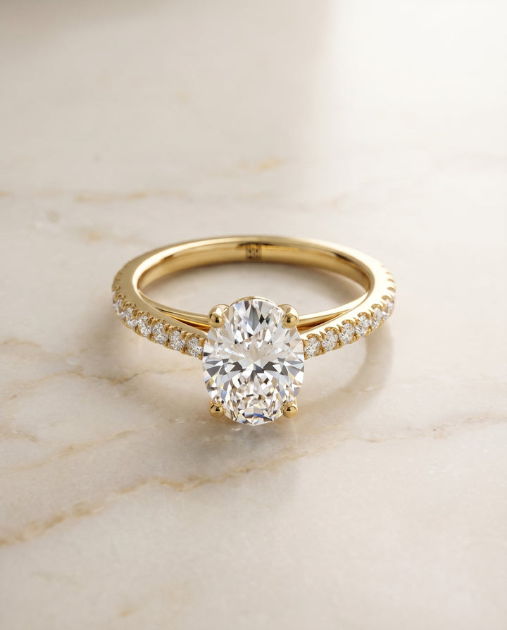 ตัวเรือนแหวนหมั้นเพชร Donna ทรงรี ฝังปาเว่ ทองคำเหลือง 18K จาก RockHer