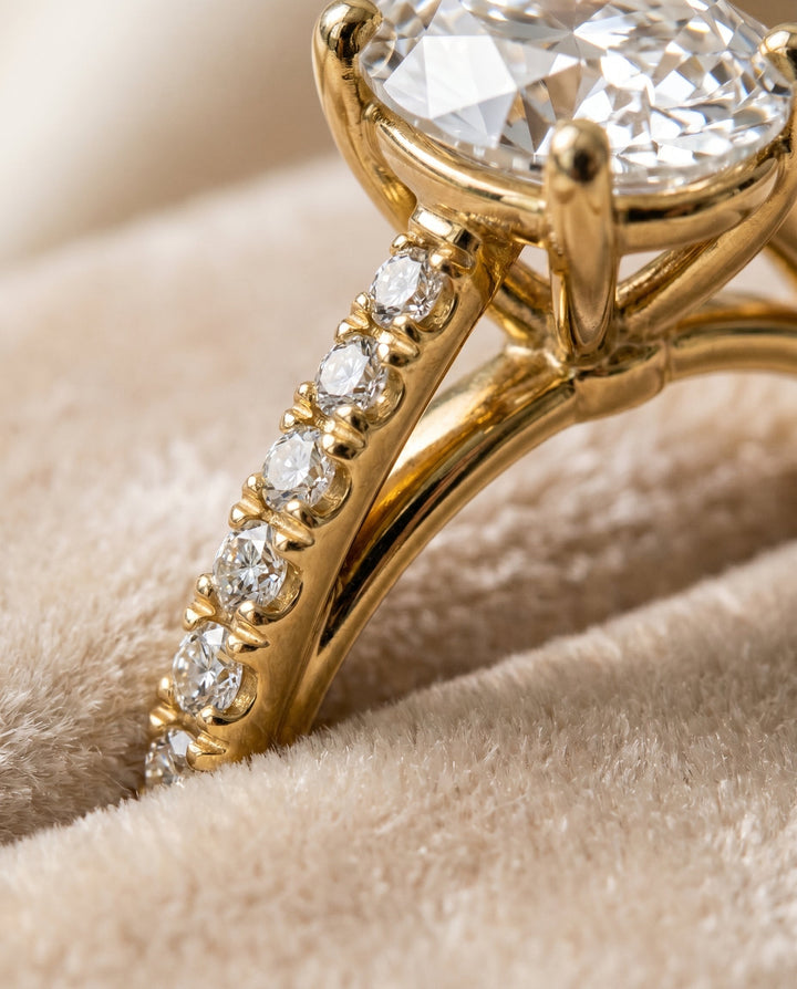 ตัวเรือนแหวนหมั้นดีไซน์ Donna Cathedral สำหรับเพชรทรงไข่ ตัวเรือนทอง 18K Yellow Gold