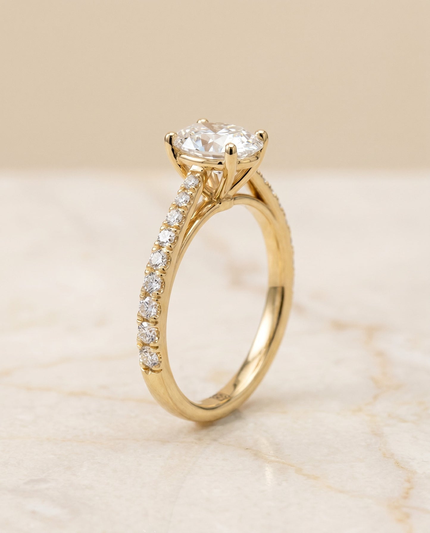 ตัวเรือนแหวนหมั้นดีไซน์ Donna Cathedral สำหรับเพชรทรงไข่ ตัวเรือนทอง 18K Yellow Gold