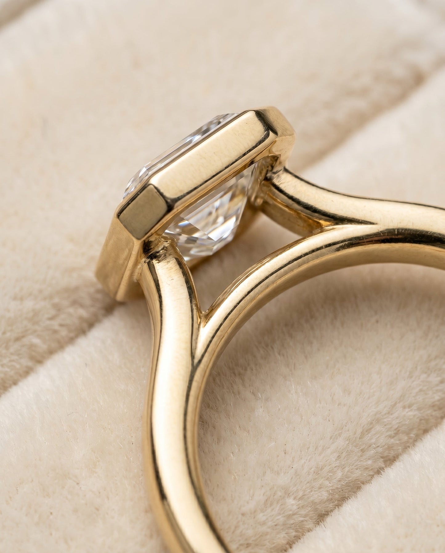 ตัวเรือนแหวนหมั้น Duran Bezel Solitaire สำหรับเพชรทรงมรกต ทองคำ 18K Yellow Gold
