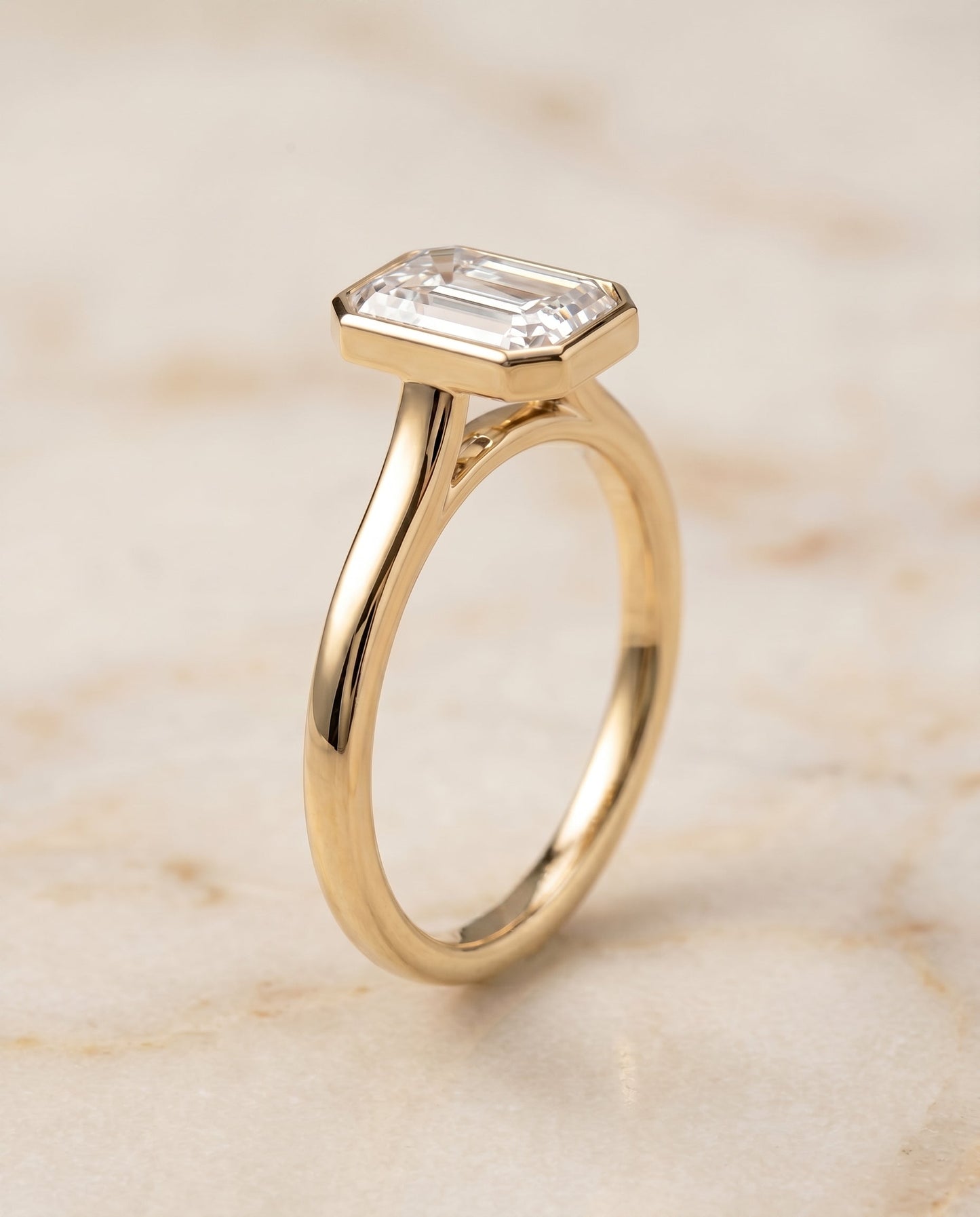 ตัวเรือนแหวนหมั้น Duran Bezel Solitaire สำหรับเพชรทรงมรกต ทองคำ 18K Yellow Gold
