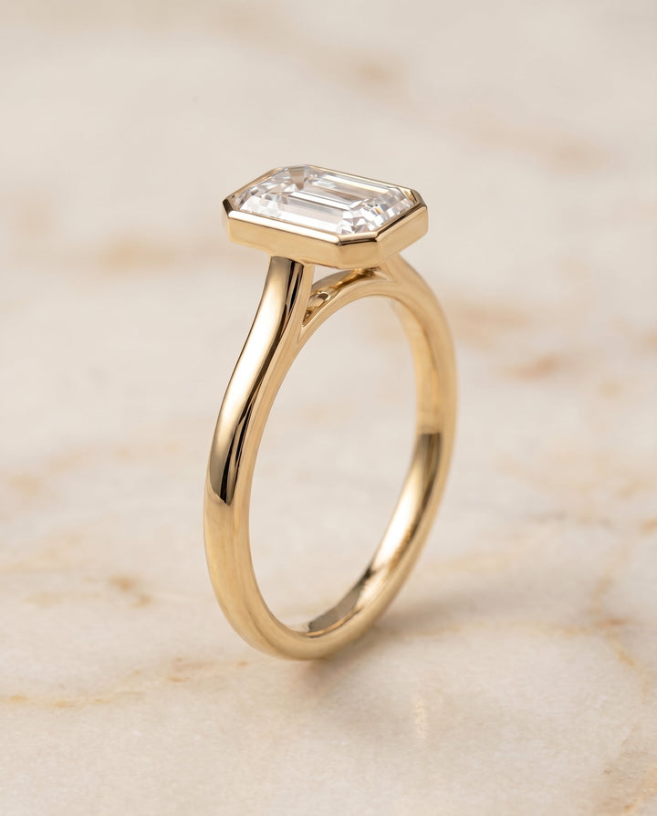 ตัวเรือนแหวนหมั้น Duran Bezel Solitaire สำหรับเพชรทรงมรกต ทองคำ 18K Yellow Gold