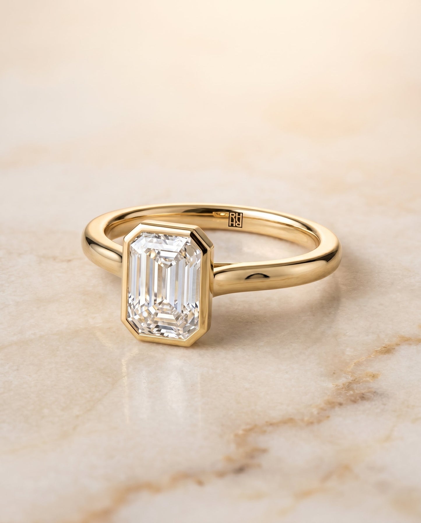 ตัวเรือนแหวนหมั้น Duran Bezel Solitaire สำหรับเพชรทรงมรกต ทองคำ 18K Yellow Gold
