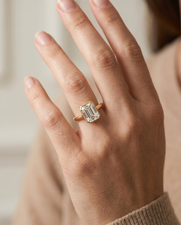 ตัวเรือนแหวนหมั้น Duran Bezel Solitaire สำหรับเพชรทรงมรกต ทองคำ 18K Yellow Gold